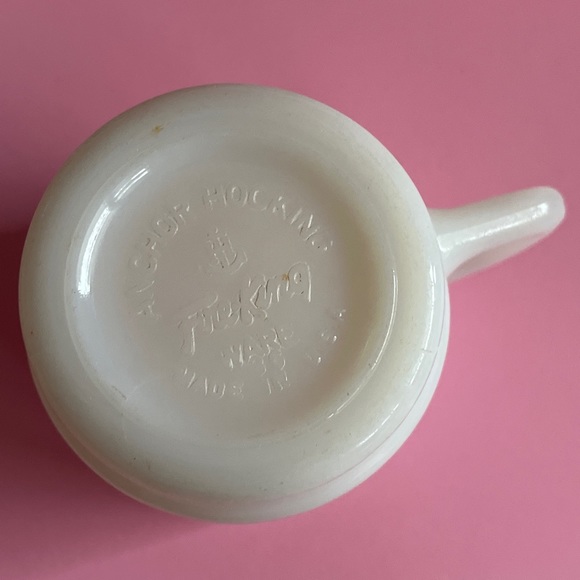 Set of 3 vintage fireking milk glass mugs with flower leaf design - Picture 4 of 5